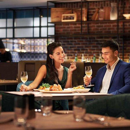 Doubletree By Hilton Shah Alam I-City エクステリア 写真 A couple dining at a restaurant